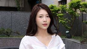 雞排妹鄭家純三立新聞網專訪。（記者邱榮吉/攝影）