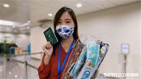 台灣帛琉首發團，旅客開心曬護照。（圖／記者馮珮汶攝）