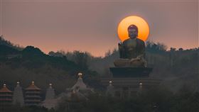 驚奇美照「大佛懸日」（圖／洪揚程授權提供）