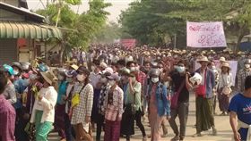 緬甸民眾無懼軍方警告 集結抗議27日是緬甸軍人節，民眾無懼軍方警告持續上街抗議。圖為薩加因（Sagaing）區民眾集結抗議。（Myanmar Journalism Collective提供）中央社記者呂欣憓曼谷傳真　110年3月27日