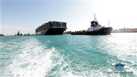 長榮海運貨輪長賜輪卡埃及蘇伊士運河6天估計造成至少10億美元損失，調查人員3月31日開始行動，以釐清事發原因。圖為長賜輪脫困。（圖／翻攝自facebook.com/SuezCanalAuthorityEG）
