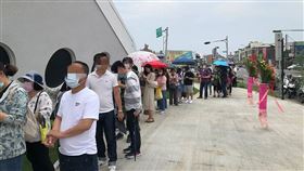 ▲宜蘭頭城遊艇造型星巴克4/1一早開幕就湧進相當多人潮（圖／民眾羅后珍提供）