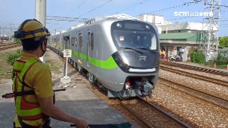 最美區間車首航　鐵道迷搶排紀念套票