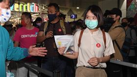 台帛旅遊泡泡首發團旅客  桃園機場準備採檢台灣、帛琉旅遊泡泡首發團1日下午將起航，旅客上午9 時開始分批逐團採檢，檢驗結果在下午1時前會出爐。中央社記者施宗暉攝  110年4月1日