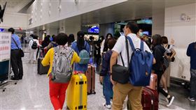 台灣帛琉首發團，旅客開心曬護照。（圖／記者馮珮汶攝）