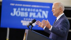 美國總統拜登3月31日表示，將在8年內斥資2.3兆美元投資國內基礎建設，財源打算從提高公司稅下手。（圖／翻攝自facebook.com/POTUS）
