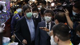 陳時中指揮官視察旅客採檢及動線等，採檢完畢的旅客可於專屬休息區稍事休息，等待報告結果陰性，即可辦理後續報到手續。(指揮中心提供)