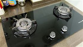 廚房,瓦斯爐,電池,點火。(圖/翻攝自爆廢1公社)