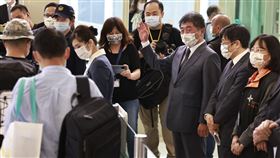 首團台帛旅遊泡泡即將登機起飛，指揮官陳時中揮手歡送旅客。（圖／指揮中心提供）