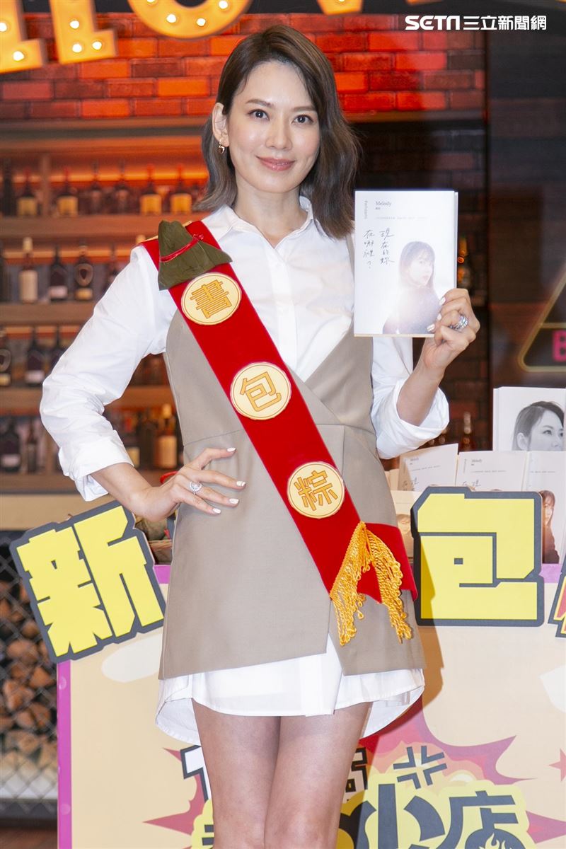 ▲Melody發行新書《現在的妳，在哪裡？》，首次跟大家分享新書的點點滴滴，主持人沈玉琳同時送上賀禮祝福新書大賣。（圖／記者楊澍攝影）