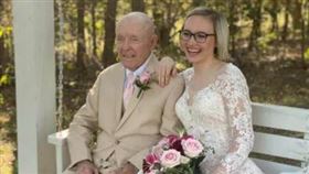 ▲19歲護士與89歲老翁的婚紗照，史東發給朋友訊息被曝光。（圖／翻攝自推特）