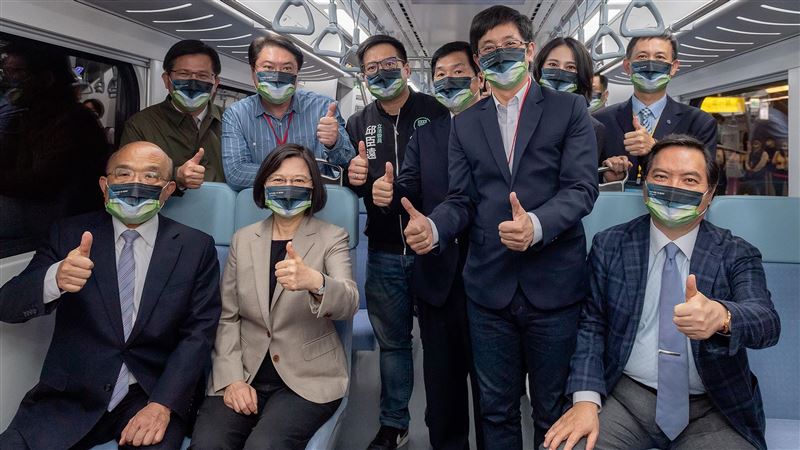 蔡英文驚喜開箱　史上最美區間車曝光