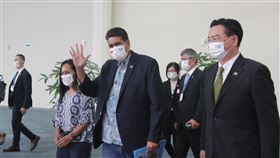 帛琉總統惠恕仁離台（1）帛琉總統惠恕仁（Surangel Whipps Jr.）（前右2）結束訪台行程，1日下午與台帛琉旅遊泡泡首發團旅客搭乘同班飛機返回帛琉，臨行前向媒體揮手致意；外交部長吳釗燮（右）到場送機。中央社記者葉臻攝  110年4月1日