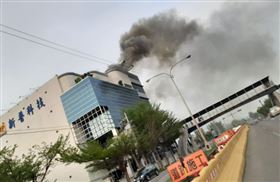 ▲新竹縣湖口鄉新普科技工廠頂樓冒出濃煙，據了解為頂樓電池實驗室起火。（圖／翻攝畫面）