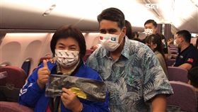 帛琉泡泡成行，首團於4月1日下午起飛，台灣時間晚間6點多落地，帛琉總統惠恕仁在機上發小禮物，引起民眾爭相上前。圖／記者花芸曦攝影