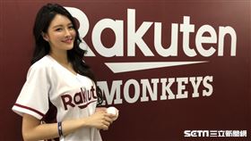 ▲性感天使琳恩為全猿主場開球。（圖／記者黃泓哲攝影）