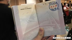 帛琉旅遊泡泡，終於不再是偽出國，民眾選擇人工通關，就是希望能蓋上「出境章」。（圖／記者花芸曦攝影）