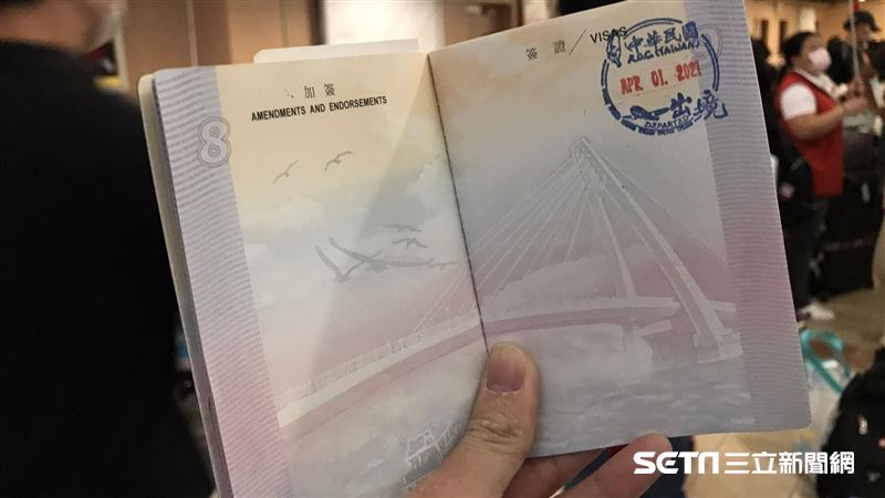 終於不是偽出國！旅客搶蓋「出境章」