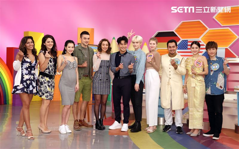 莎莎、郭彥均「WTO姐妹會」開棚。（記者邱榮吉/攝影）