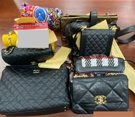 ▲桃園地檢署偵辦調查局丟毒案，公布查扣航基站組長徐宿良被查扣的金額、名牌包、名車、名錶等。（圖／翻攝畫面）