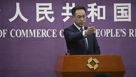 美無意取消加徵關稅  中國商務部籲對話協商中國商務部發言人高峰1日呼籲中美雙方，在相互尊重、平等相待的基礎上，透過對話協商解決彼此合理關切。圖為高峰3月主持商務部記者會。（中新社提供）中央社  110年4月1日