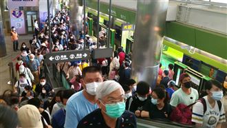 首週逾46萬人次搭中捷　連假迎高峰