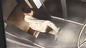 驚見男「抬屍」還不忘蓋腳…保全嚇瘋急報警　真相超尷尬 圖／翻攝自封面視頻微博