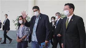 帛琉總統惠恕仁離台（1）帛琉總統惠恕仁（Surangel Whipps Jr.）（前右2）結束訪台行程，1日下午與台帛琉旅遊泡泡首發團旅客搭乘同班飛機返回帛琉，臨行前向媒體揮手致意；外交部長吳釗燮（右）到場送機。中央社記者葉臻攝  110年4月1日