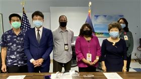 關島紀念醫院感謝台灣捐贈物資駐關島辦事處處長陳盈連（前排左2）1日透過視訊舉辦台灣廠商捐贈防疫物資給關島紀念醫院的典禮，關島紀念醫院院長波沙達斯（前排右2）感謝台灣慷慨援贈。（駐關島辦事處提供）中央社記者石秀娟雅加達傳真  110年4月1日