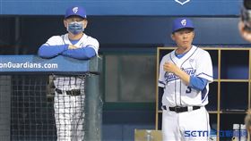 ▲富邦悍將總教練洪一中、投手教練吳俊良。（圖／記者劉彥池攝影）