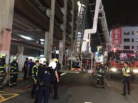 ▲西門町峨嵋停車場傳出1女子吊掛在頂樓外牆，警消出動雲梯車，將女子救下。（圖／民眾提供）