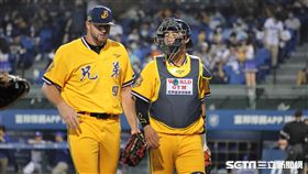 ▲中信兄弟先發投手萊福力和捕手高宇杰交談。（圖／記者劉彥池攝影）