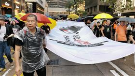 黎智英等7名泛民人士被判非法集結罪成香港壹傳媒集團創辦人黎智英等7人因為前年8月18日參加「反送中」集會遊行，1日被法院裁定組織及參與非法集結罪成；圖為黎智英（前）當天走在示威隊伍前頭。（資料圖片）中央社記者張謙香港攝  110年4月1日