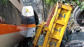 台鐵出軌　他猛敲車廂「4車快出來」