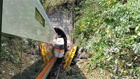 台鐵出軌，翻攝自臉書公開社團「就是礙台東」