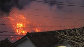 日本島根縣松江市一處密集住宅區1日傍晚發生火警，火勢到2日上午仍未完全撲滅，延燒超過15間民宅。（圖／共同社）

