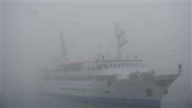 濃霧持續籠罩  金門快輪抵料羅港疏運旅客（1）清明連假第一天，連日來的濃霧打亂金門海空運輸，縣府安排台金疏運船舶金門快輪，1日深夜自台中港出發，載運360名旅客，2日上午駛進金門料羅港碼頭，將在中午返航台中。中央社記者黃慧敏攝  110年4月2日