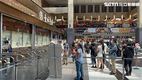 台北車站只有零星民眾辦理退票。（圖／記者楊忠翰攝影）