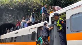 ▲台鐵太魯閣號出軌（圖／花蓮最速報提供） 