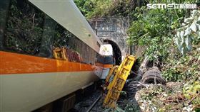 台鐵408次太魯閣號與工程車發生碰撞。（圖／翻攝畫面）
