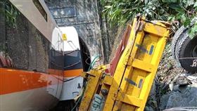 台鐵408次太魯閣號與工程車發生碰撞。（圖／翻攝畫面）