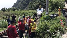 台鐵太魯閣號出軌意外（1）台鐵太魯閣號408車次2日在花蓮縣秀林鄉大清水隧道出軌，重傷乘客被陸續抬出。中央社記者張祈攝  110年4月2日