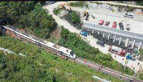 台鐵太魯閣號出軌、工程車滑落(圖/翻攝畫面)
