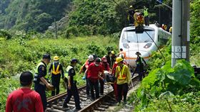 太魯閣號出軌  消防人員持續搶救（1）台鐵太魯閣號408車次（樹林往台東）2日上午在花蓮縣大清水隧道發生出軌事故，造成車廂脫節變形，多人受困。消防人員以接力方式將傷者自隧道內救出。中央社記者張祈攝  110年4月2日