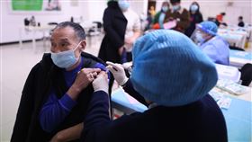 中國衛健委正式將60歲以上民眾列入建議接種名單中國國家衛健委發布的最新公告，正式將60歲以上民眾列入疫苗施打的建議名單中。此前僅北京等部分地區有條件開放60歲以上民眾接種。圖為日前北京為60歲以上民眾接種COVID-19疫苗。（中新社提供）　中央社  110年4月2日