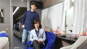 登鳴日號開唱  林隆璇憂吵到大家睡覺知名音樂人林隆璇（前）與人氣歌手林亭翰（後）將在鳴日號上開唱，林隆璇擔心會不會吵到大家睡覺。（雄獅旅遊提供）中央社記者余曉涵傳真  110年2月23日