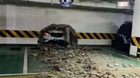 牆被車撞破！網見現場1細節罵「豆腐渣工程」　內行解釋了 圖／翻攝自網易新聞