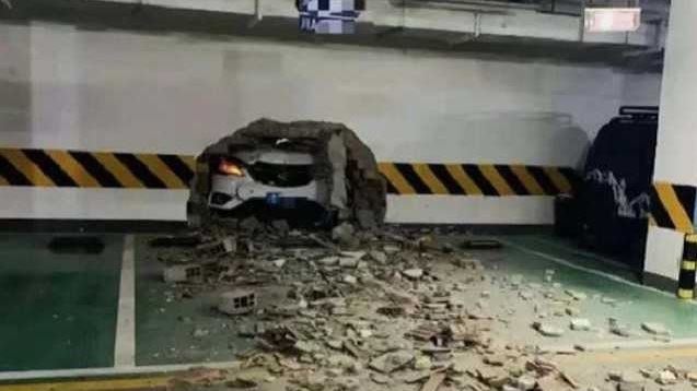 牆被車撞破　網見1細節罵豆腐渣工程