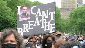 非裔男佛洛伊德追悼會  參與者高舉標語美國非裔男子佛洛伊德死於白人警察之手，紐約市布魯克林區當地時間4日舉辦追悼活動，參與者高舉「我無法呼吸」標語。中央社記者尹俊傑紐約攝  109年6月5日