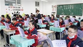 中國教育部明定小學生每日睡眠應達10小時中國教育部2日宣布，為保證中小學生享有充足睡眠時間，近日已下發通知明定，小學生每天睡眠時間應達到10小時。圖為3月11日，哈爾濱一所小學的學生進行課前晨讀。（中新社提供）中央社 110年4月2日